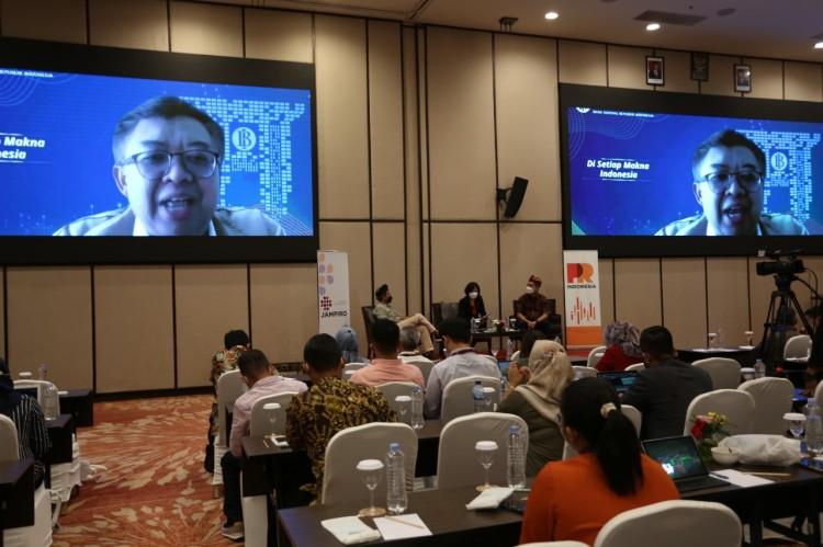 Sepasang pakar media sosial menjelaskan cara membawa transparansi